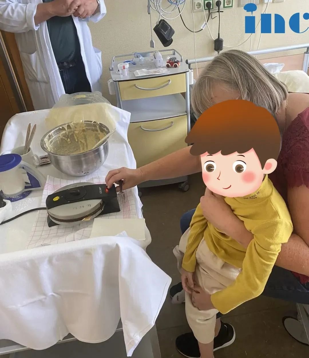 医院的幼教老师和灿灿一起做华夫饼，开心互动